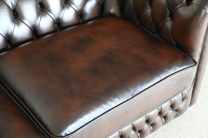 traditionele 3-zits Chesterfield bank in topconditie. Medium zitcomfort, gecontroleerd. Inclusief garantie. Direct leverbaar zoals op de foto.