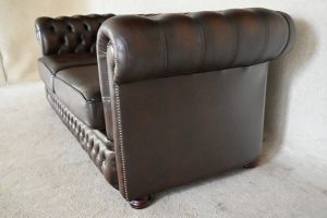 traditionele 3-zits Chesterfield bank in topconditie. Medium zitcomfort, gecontroleerd. Inclusief garantie. Direct leverbaar zoals op de foto.
