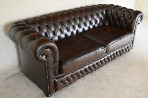 traditionele 3-zits Chesterfield bank in topconditie. Medium zitcomfort, gecontroleerd. Inclusief garantie. Direct leverbaar zoals op de foto.