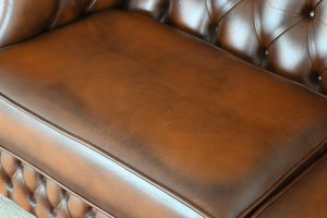 Comfortabele 3-zits Chesterfield Windsor met hogere rug. Uitstekende staat, direct leverbaar zoals op foto. Duurzaam, voordelig en met garantie.