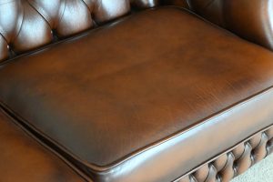 Comfortabele 3-zits Chesterfield Windsor met hogere rug. Uitstekende staat, direct leverbaar zoals op foto. Duurzaam, voordelig en met garantie.