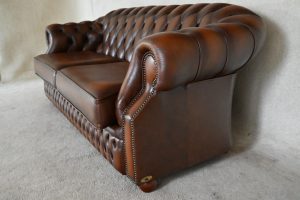 Comfortabele 3-zits Chesterfield Windsor met hogere rug. Uitstekende staat, direct leverbaar zoals op foto. Duurzaam, voordelig en met garantie.