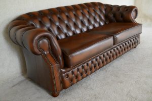 Comfortabele 3-zits Chesterfield Windsor met hogere rug. Uitstekende staat, direct leverbaar zoals op foto. Duurzaam, voordelig en met garantie.