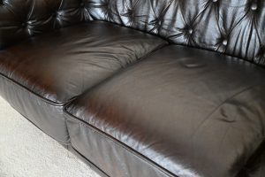 Ontdek deze gerenoveerde 3-zits Chesterfield bank in antiek chocoladebruin. Zachte rugleuning en medium zitcomfort. Een stijlvolle blikvanger .
