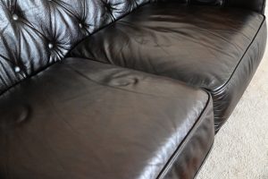 Ontdek deze gerenoveerde 3-zits Chesterfield bank in antiek chocoladebruin. Zachte rugleuning en medium zitcomfort. Een stijlvolle blikvanger .
