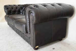 Ontdek deze gerenoveerde 3-zits Chesterfield bank in antiek chocoladebruin. Zachte rugleuning en medium zitcomfort. Een stijlvolle blikvanger .