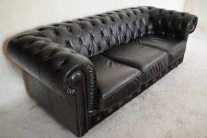 Ontdek deze gerenoveerde 3-zits Chesterfield bank in antiek chocoladebruin. Zachte rugleuning en medium zitcomfort. Een stijlvolle blikvanger .