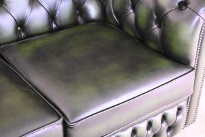 Ontdek deze luxe Chesterfield Cambridge 2-zits: een elegante bank in vrijwel nieuwstaat met geveerde rug en zachte zitkussens. Duurzaam en met garantie!
