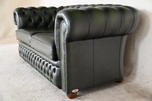 Ontdek deze luxe Chesterfield Cambridge 2-zits: een elegante bank in vrijwel nieuwstaat met geveerde rug en zachte zitkussens. Duurzaam en met garantie!