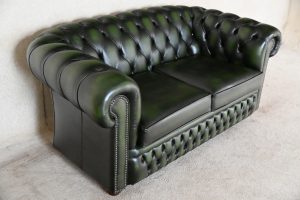Ontdek deze luxe Chesterfield Cambridge 2-zits: een elegante bank in vrijwel nieuwstaat met geveerde rug en zachte zitkussens. Duurzaam en met garantie!