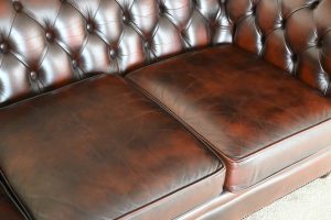 Royale gebruikte Chesterfield 3-zitsbank in Dark Rust. Comfortabel, gecontroleerd in eigen werkplaats en geleverd met garantie. Bekijk dit unieke exemplaar!