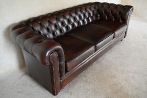 Royale gebruikte Chesterfield 3-zitsbank in Dark Rust. Comfortabel, gecontroleerd in eigen werkplaats en geleverd met garantie. Bekijk dit unieke exemplaar!