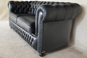 Elegante gebruikte 3-zits Chesterfield bank met medium zitcomfort en stevige rug. Gecontroleerd, duurzaam en geleverd met garantie van Delta Chesterfield.
