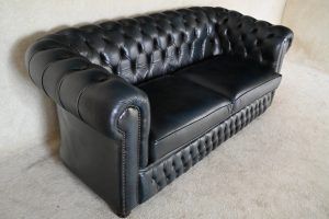 Elegante gebruikte 3-zits Chesterfield bank met medium zitcomfort en stevige rug. Gecontroleerd, duurzaam en geleverd met garantie van Delta Chesterfield.