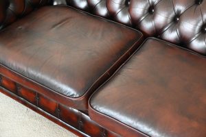 Ontdek deze gebruikte Chesterfield 4-zits bank met zacht zitcomfort en recent vernieuwde biezen. Duurzaam en karaktervol. Met garantie. Delta Chesterfield.