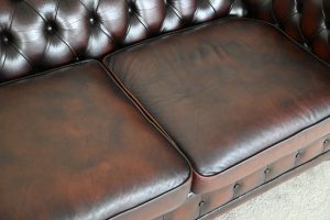 Ontdek deze gebruikte Chesterfield 4-zits bank met zacht zitcomfort en recent vernieuwde biezen. Duurzaam en karaktervol. Met garantie. Delta Chesterfield.