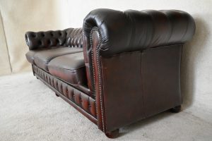 Ontdek deze gebruikte Chesterfield 4-zits bank met zacht zitcomfort en recent vernieuwde biezen. Duurzaam en karaktervol. Met garantie. Delta Chesterfield.