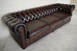Ontdek deze gebruikte Chesterfield 4-zits bank met zacht zitcomfort en recent vernieuwde biezen. Duurzaam en karaktervol. Met garantie. Delta Chesterfield.