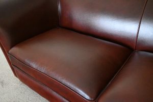 Ontdek deze gebruikte Chesterfield 3-zits bank zonder knopen. Duurzaam, stijlvol en comfortabel. Vakmanschap en service van Delta Chesterfield.