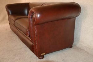 Ontdek deze gebruikte Chesterfield 3-zits bank zonder knopen. Duurzaam, stijlvol en comfortabel. Vakmanschap en service van Delta Chesterfield.