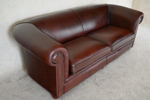 Ontdek deze gebruikte Chesterfield 3-zits bank zonder knopen. Duurzaam, stijlvol en comfortabel. Vakmanschap en service van Delta Chesterfield.
