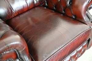 Comfortabele Chesterfield oorfauteuil Sandringham met stevig zitkussen en zachte rug. In goede staat met gebruikerssporen. Duurzaam én met garantie.