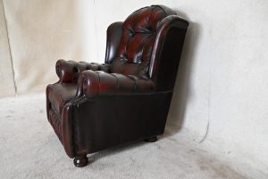 Comfortabele Chesterfield oorfauteuil Sandringham met stevig zitkussen en zachte rug. In goede staat met gebruikerssporen. Duurzaam én met garantie.