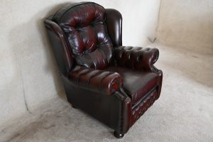 Comfortabele Chesterfield oorfauteuil Sandringham met stevig zitkussen en zachte rug. In goede staat met gebruikerssporen. Duurzaam én met garantie.
