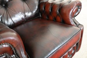 Comfortabele Chesterfield oorfauteuil Sandringham met medium tot zacht zitkussen en zachte rug. In goede staat. Duurzaam én met garantie.