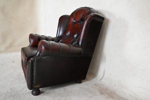 Comfortabele Chesterfield oorfauteuil Sandringham met medium tot zacht zitkussen en zachte rug. In goede staat. Duurzaam én met garantie.