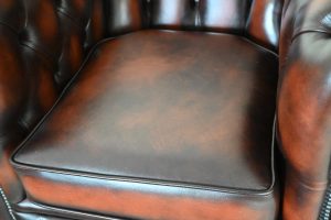 Ontdek deze prachtige gebruikte Full Size Chesterfield lowback stoel in vrijwel nieuwstaat. Comfortabel, duurzaam en voordelig geprijsd. Inclusief garantie!