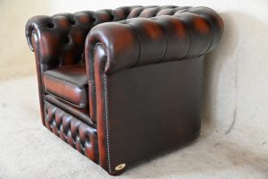 Ontdek deze prachtige gebruikte Full Size Chesterfield lowback stoel in vrijwel nieuwstaat. Comfortabel, duurzaam en voordelig geprijsd. Inclusief garantie!