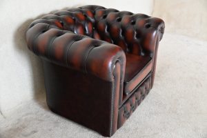 Ontdek deze prachtige gebruikte Full Size Chesterfield lowback stoel in vrijwel nieuwstaat. Comfortabel, duurzaam en voordelig geprijsd. Inclusief garantie!