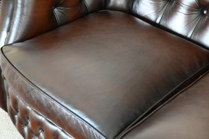 Ontdek deze stoere 2-zits Chesterfield met stevige rug en vernieuwde zitkussens. In goede conditie, circulair én met garantie. Nu bij Delta Chesterfield.