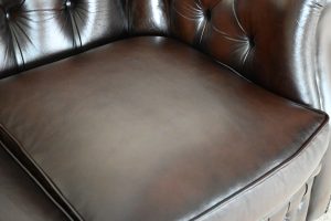 Ontdek deze stoere 2-zits Chesterfield met stevige rug en vernieuwde zitkussens. In goede conditie, circulair én met garantie. Nu bij Delta Chesterfield.