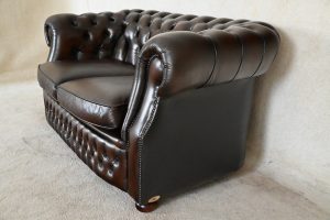 Ontdek deze stoere 2-zits Chesterfield met stevige rug en vernieuwde zitkussens. In goede conditie, circulair én met garantie. Nu bij Delta Chesterfield.