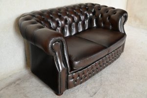 Ontdek deze stoere 2-zits Chesterfield met stevige rug en vernieuwde zitkussens. In goede conditie, circulair én met garantie. Nu bij Delta Chesterfield.