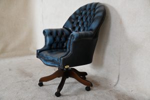 Stijlvolle gebruikte Chesterfield bureaustoel met draaifunctie. In hoogte verstelbaar, perfecte staat en met garantie. Een slimme, duurzame keuze!