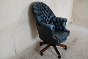 Stijlvolle gebruikte Chesterfield bureaustoel met draaifunctie. In hoogte verstelbaar, perfecte staat en met garantie. Een slimme, duurzame keuze!