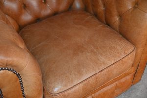 Stijlvolle Chesterfield Lowback in toffee Vintage leder. Comfortabel, duurzaam én met garantie. In topstaat. Een milieubewuste keuze!