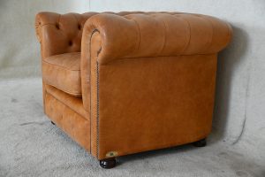 Stijlvolle Chesterfield Lowback in toffee Vintage leder. Comfortabel, duurzaam én met garantie. In topstaat. Een milieubewuste keuze!