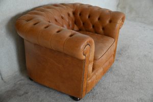 Stijlvolle Chesterfield Lowback in toffee Vintage leder. Comfortabel, duurzaam én met garantie. In topstaat. Een milieubewuste keuze!