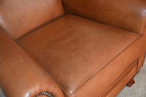 Elegante gebruikte Chesterfield oorfauteuil in compact formaat. Gemaakt van luxe leer, uitstekend zitcomfort en perfect voor kleinere personen.