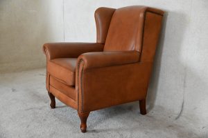 Elegante gebruikte Chesterfield oorfauteuil in compact formaat. Gemaakt van luxe leer, uitstekend zitcomfort en perfect voor kleinere personen.