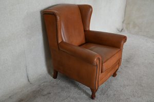 Elegante gebruikte Chesterfield oorfauteuil in compact formaat. Gemaakt van luxe leer, uitstekend zitcomfort en perfect voor kleinere personen.