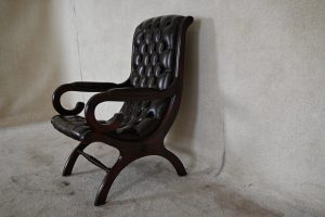 Stevig zitten op een decoratieve Slipper Stand Chair Chesterfield stoel met geknoopte rug en zitting. In topstaat, met garantie. Duurzaam en stijlvol.