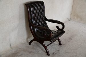 Stevig zitten op een decoratieve Slipper Stand Chair Chesterfield stoel met geknoopte rug en zitting. In topstaat, met garantie. Duurzaam en stijlvol.