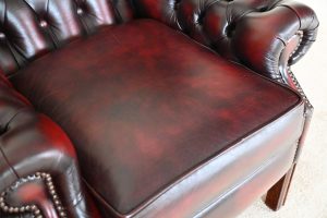Ontdek deze gebruikte Chesterfield oorfauteuil in topconditie met rechte poten. Eigentijds design, medium zitcomfort en duurzaam karakter. Met garantie!