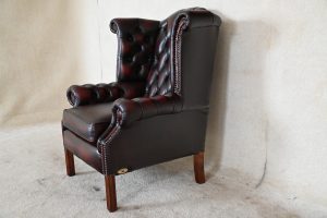 Ontdek deze gebruikte Chesterfield oorfauteuil in topconditie met rechte poten. Eigentijds design, medium zitcomfort en duurzaam karakter. Met garantie!