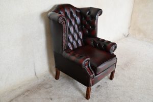 Ontdek deze gebruikte Chesterfield oorfauteuil in topconditie met rechte poten. Eigentijds design, medium zitcomfort en duurzaam karakter. Met garantie!